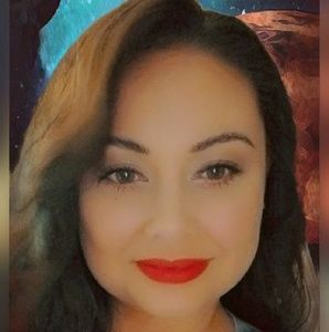 Meet your Posher, Lara